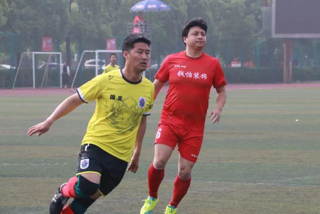 西甲-拉菲尼亚帽子戏法莱万破门 巴萨7-0胜